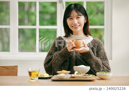 和食の朝ごはんを食べる女性 和食の朝ごはんを食べる女性 140025226