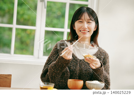 和食の朝ごはんを食べる女性 和食の朝ごはんを食べる女性 140025229