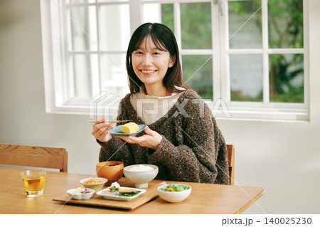 和食の朝ごはんを食べる女性 140025230