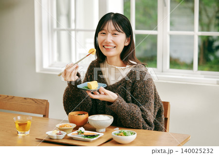 和食の朝ごはんを食べる女性 和食の朝ごはんを食べる女性 140025232