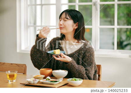 和食の朝ごはんを食べる女性 140025233