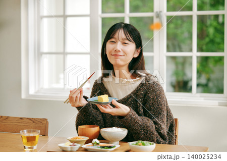 和食の朝ごはんを食べる女性 和食の朝ごはんを食べる女性 140025234
