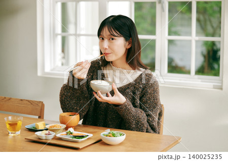 和食の朝ごはんを食べる女性 140025235