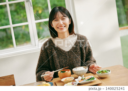 和食の朝ごはんを食べる女性 和食の朝ごはんを食べる女性 140025241