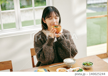 和食の朝ごはんを食べる女性 和食の朝ごはんを食べる女性 140025244