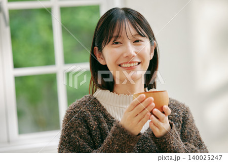 和食の朝ごはんを食べる女性 140025247