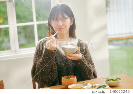 和食の朝ごはんを食べる女性 140025249