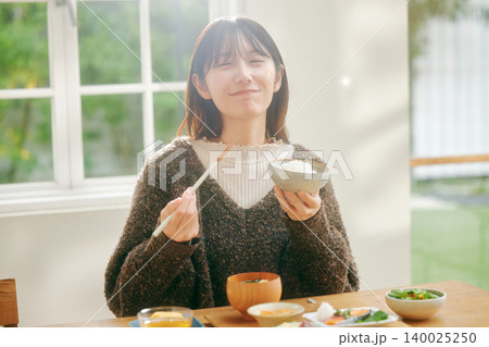 和食の朝ごはんを食べる女性 和食の朝ごはんを食べる女性 140025250