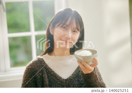 和食の朝ごはんを食べる女性 和食の朝ごはんを食べる女性 140025251