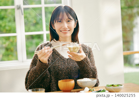 和食の朝ごはんを食べる女性 和食の朝ごはんを食べる女性 140025255