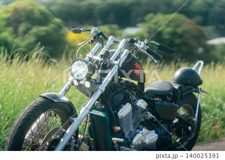 草原に佇むカスタムバイクと夏の自然風景 140025391