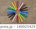 木のテーブルに並べた色鉛筆 colored pencils lined up on table 140025429