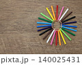木のテーブルに並べた色鉛筆 colored pencils lined up on table 140025431