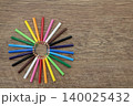 木のテーブルに並べた色鉛筆 colored pencils lined up on table 140025432