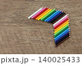 木のテーブルに並べた色鉛筆 colored pencils lined up on table 140025433