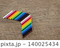 木のテーブルに並べた色鉛筆 colored pencils lined up on table 140025434