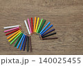木のテーブルに並べた色鉛筆 colored pencils lined up on table 140025455