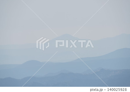 北海道大雪山の雪山遠望と強い春霞、ブルーグラデーションのミニマルな山岳風景(5月) 北海道大雪山の雪山遠望と強い春霞、ブルーグラデーションのミニマルな山岳風景(5月) 140025928