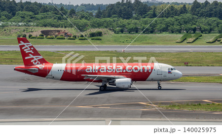 エアアジアの旅客機と成田空港の滑走路 140025975