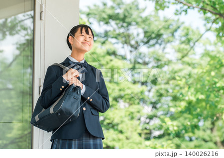 校舎の廊下を歩く制服姿の中学生,高校生の女の子 校舎の廊下を歩く制服姿の中学生,高校生の女の子 140026216