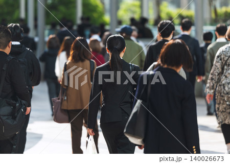 朝、出勤する若い女性の後ろ姿 朝、出勤する若い女性の後ろ姿 140026673