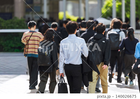 朝、出勤する若い男性の後ろ姿 140026675