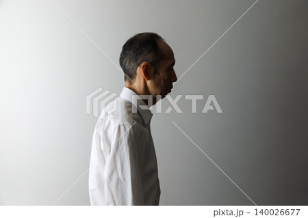 悩む中高年日本人男性のイメージ 140026677