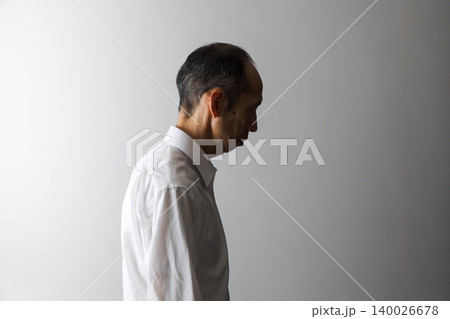 悩む中高年日本人男性のイメージ 悩む中高年日本人男性のイメージ 140026678