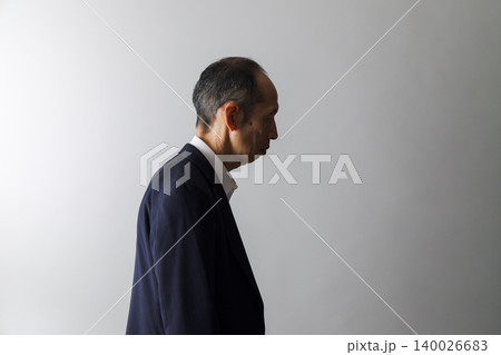 悩む中高年日本人男性のイメージ 悩む中高年日本人男性のイメージ 140026683