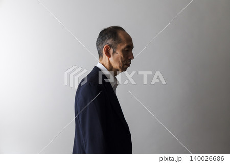 悩む中高年日本人男性のイメージ 悩む中高年日本人男性のイメージ 140026686