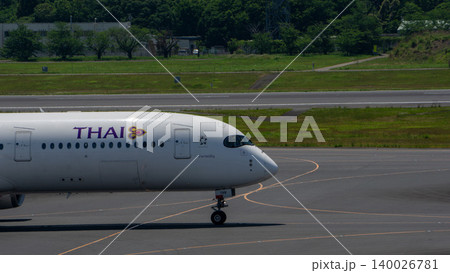 タイ国際航空の旅客機機首アップと滑走路 タイ国際航空の旅客機機首アップと滑走路 140026781