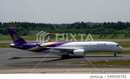 タイ国際航空の旅客機と成田空港の滑走路 タイ国際航空の旅客機と成田空港の滑走路 140026782