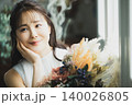 オシャレな部屋でリラックスする若い女性 140026805