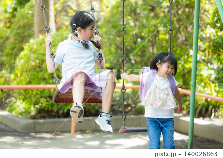 公園で遊ぶ女の子 140026863