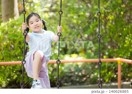 公園で遊ぶ女の子 公園で遊ぶ女の子 140026865
