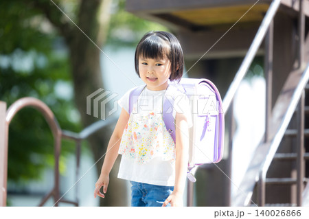 公園で遊ぶ女の子 公園で遊ぶ女の子 140026866