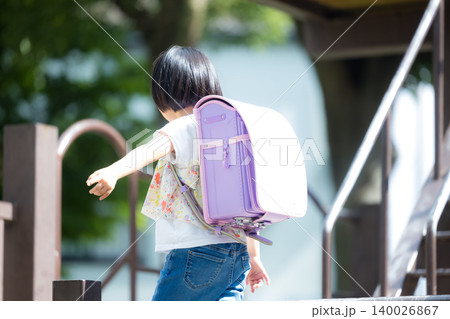 公園で遊ぶ女の子 公園で遊ぶ女の子 140026867