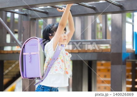 公園で遊ぶ女の子 公園で遊ぶ女の子 140026869