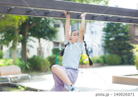 公園で遊ぶ女の子 公園で遊ぶ女の子 140026871