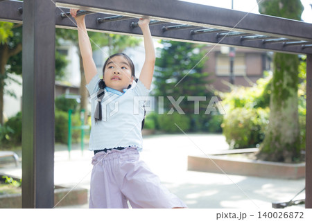 公園で遊ぶ女の子 公園で遊ぶ女の子 140026872
