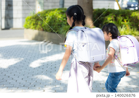 公園で遊ぶ女の子 140026876