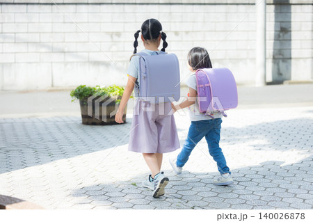 公園で遊ぶ女の子 140026878