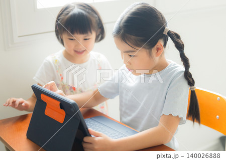 タブレットで学習をする小学生の女の子 タブレットで学習をする小学生の女の子 140026888