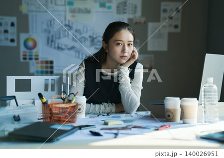 デザイン事務所で働く女性 140026951