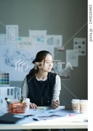 デザイン事務所で働く女性 140026965