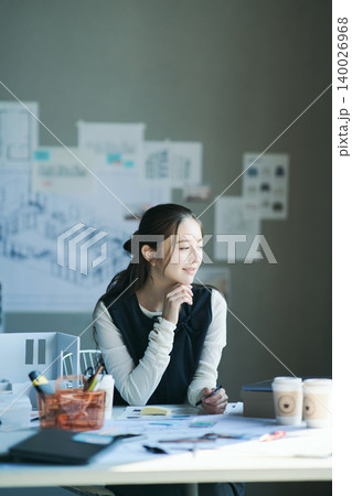 デザイン事務所で働く女性 140026968