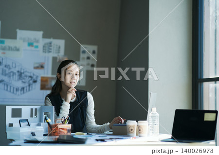 デザイン事務所で働く女性 140026978