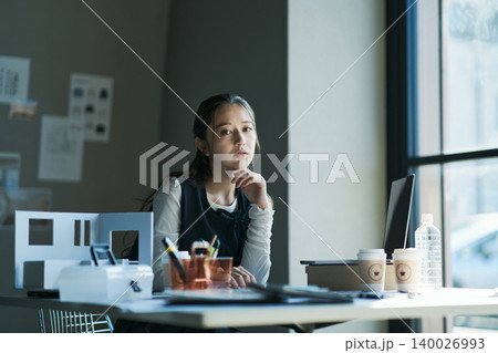 デザイン事務所で働く女性 140026993
