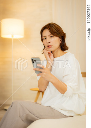 夜にスマホを見る女性 夜にスマホを見る女性 140027362