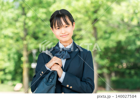 新緑の中にいる笑顔の制服姿の中学生,高校生 新緑の中にいる笑顔の制服姿の中学生,高校生 140027584